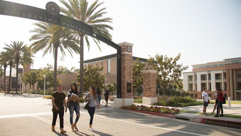 学生 walking through Schmid Gate and into 澳门威尼斯人app下载大学