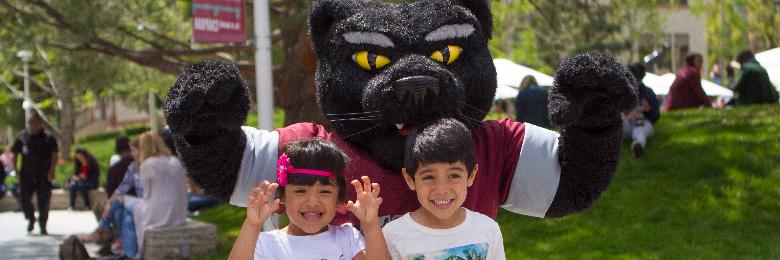 Young children stand in front of Pete the Panther on 澳门威尼斯人app下载大学's campus